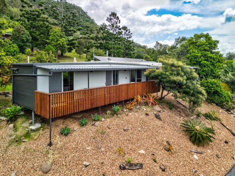 The Glasshouse two bedroom cabin elevated on the hillside